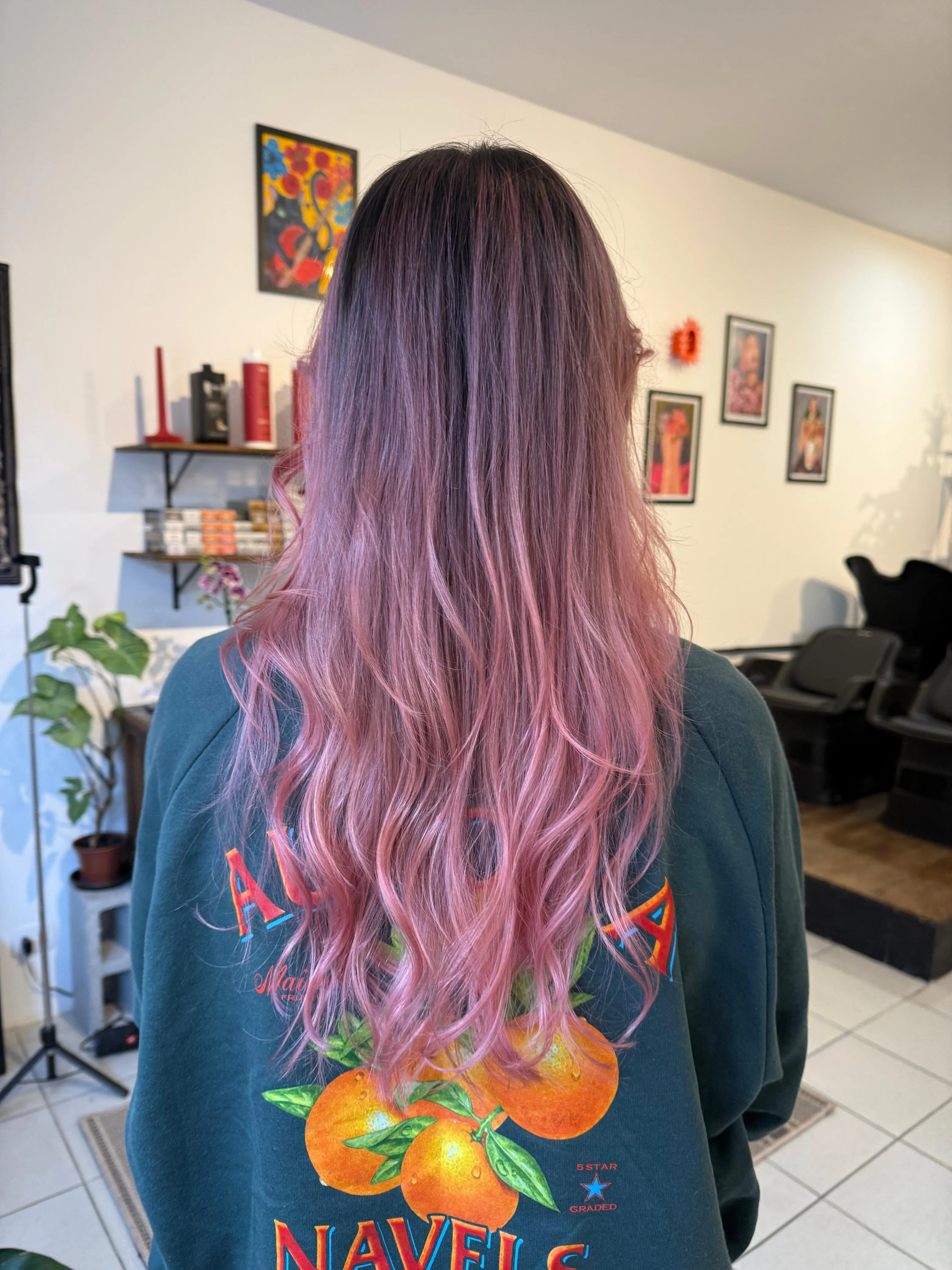 Cabelo ruivo acobreado com ondas naturais e franja