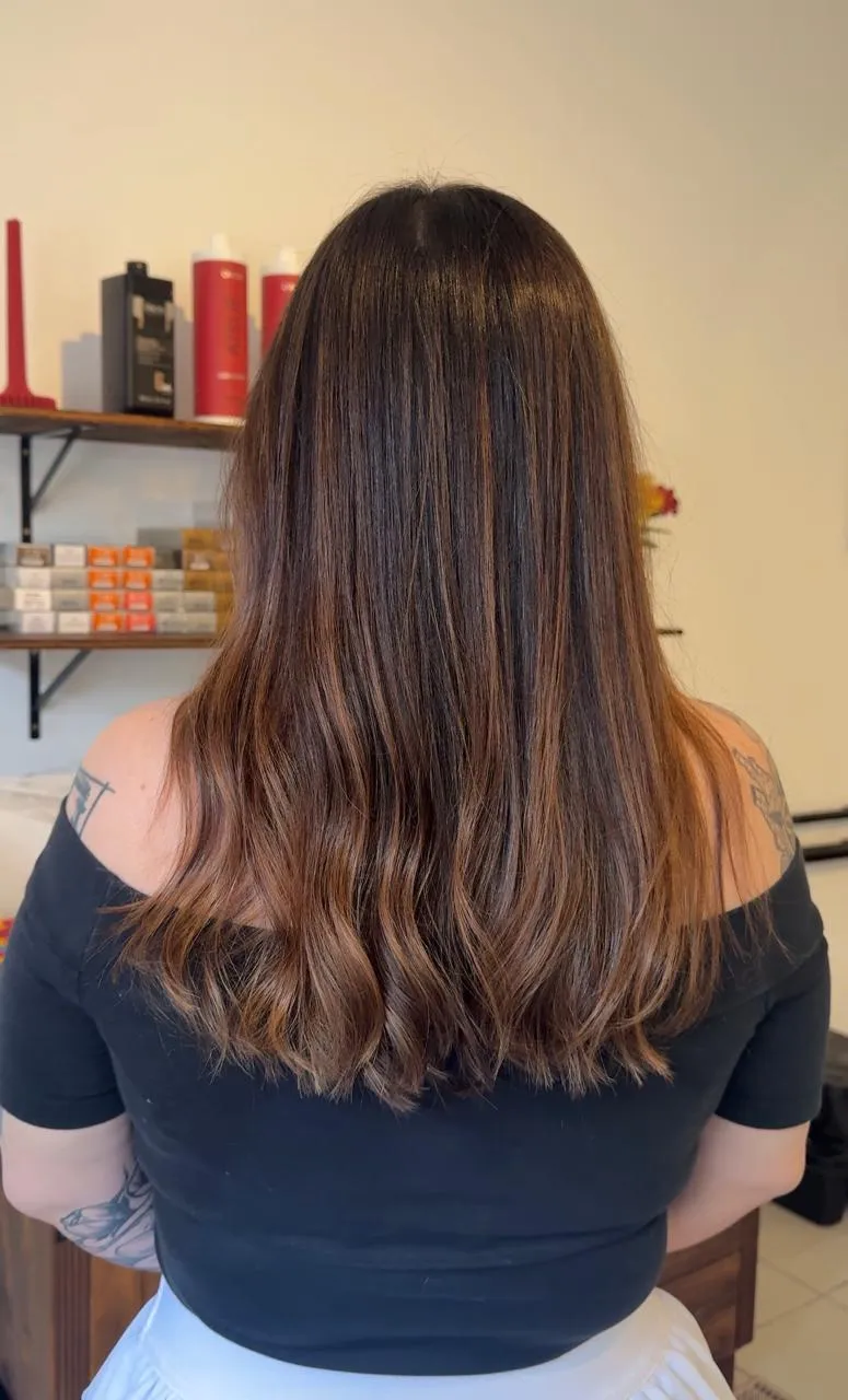 Morena iluminada com mechas sutis e brilho natural