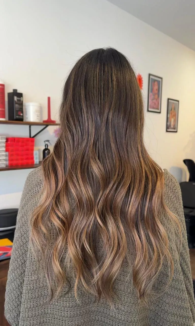 Cabelo castanho longo com mechas em degradê nas pontas