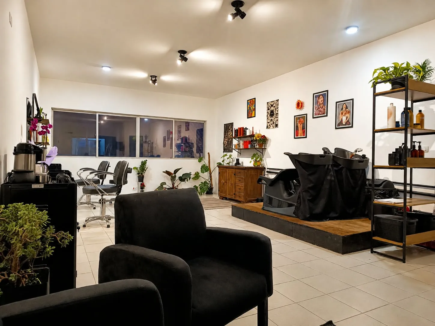 Interior do Estúdio Auryn, ambiente do salão com cadeiras e lavatório